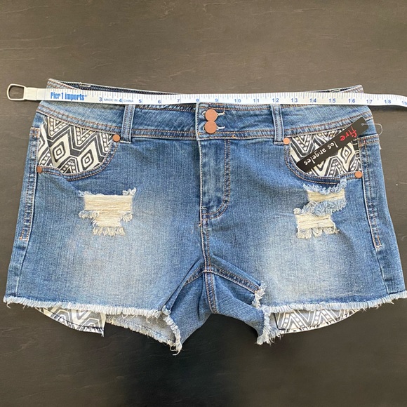 Fire Los Angeles Jean Shorts Juniors Sz 13 - Picture 4 of 8